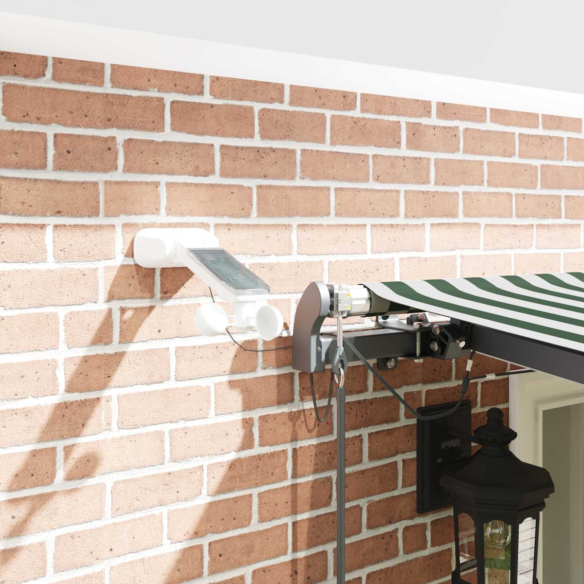 Un anemómetro blanco con panel solar en una pared de ladrillos junto a un toldo.