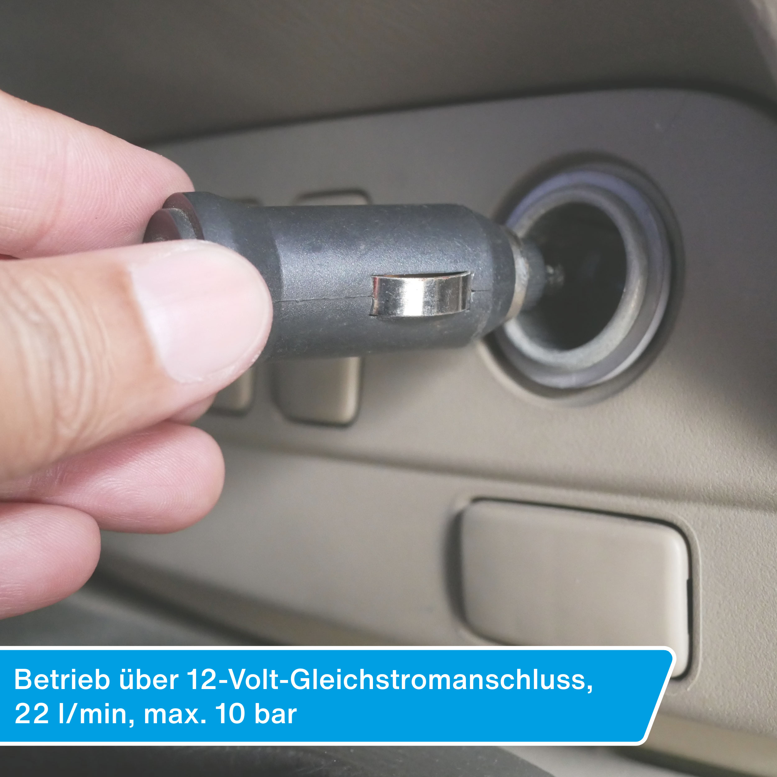 Ein Stecker wird in einen 12V-Anschluss gesteckt. Daten: 22 l/min, max. 10 bar.