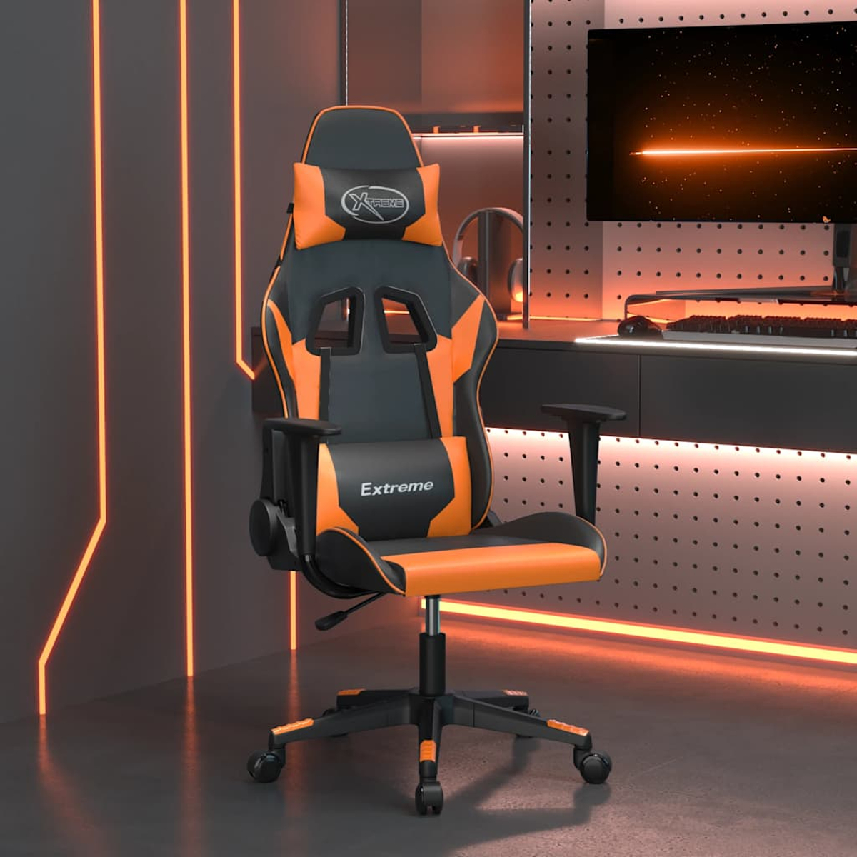 Ein orange-schwarzer Gaming-Stuhl mit Kopfstütze und Lendenkissen steht vor einem beleuchteten Hintergrund.