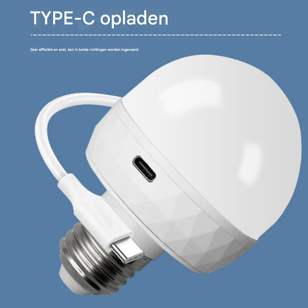 Eine weiße Glühbirne mit einem Typ-C-Ladekabel, das angeschlossen ist.