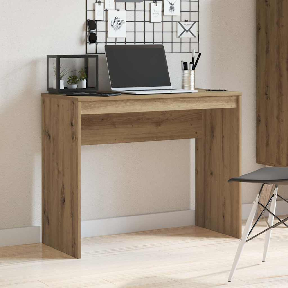 Ein hölzerner Schreibtisch mit Laptop, Pflanzen und einem Stuhl.