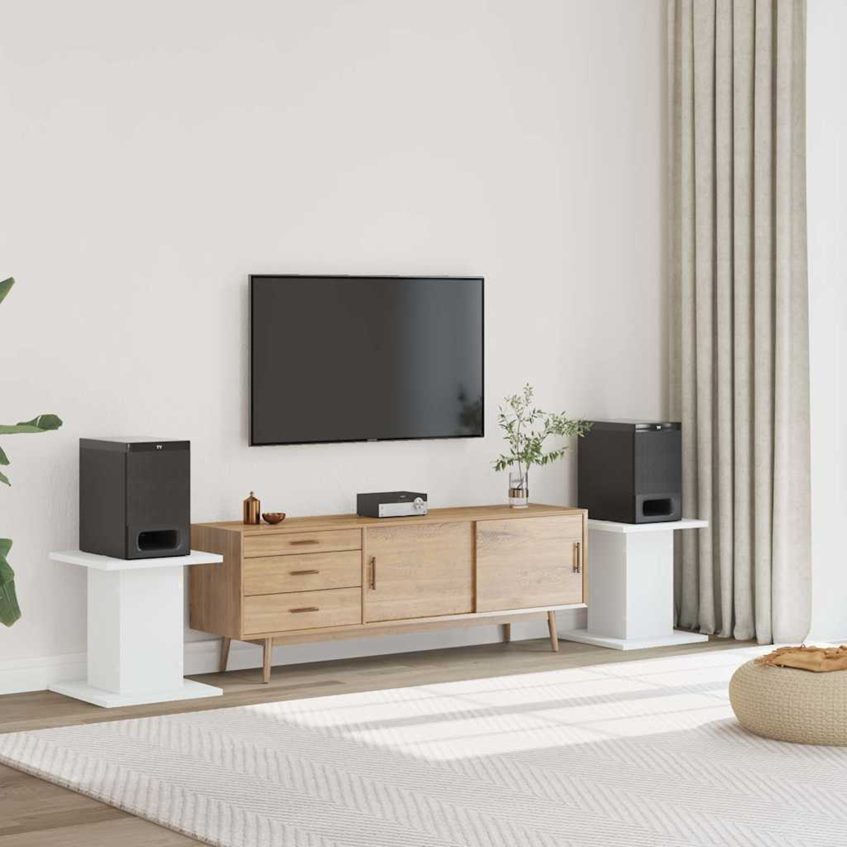 Ein Wohnzimmer mit Fernseher, Sideboard, zwei Lautsprechern und Vorhängen.