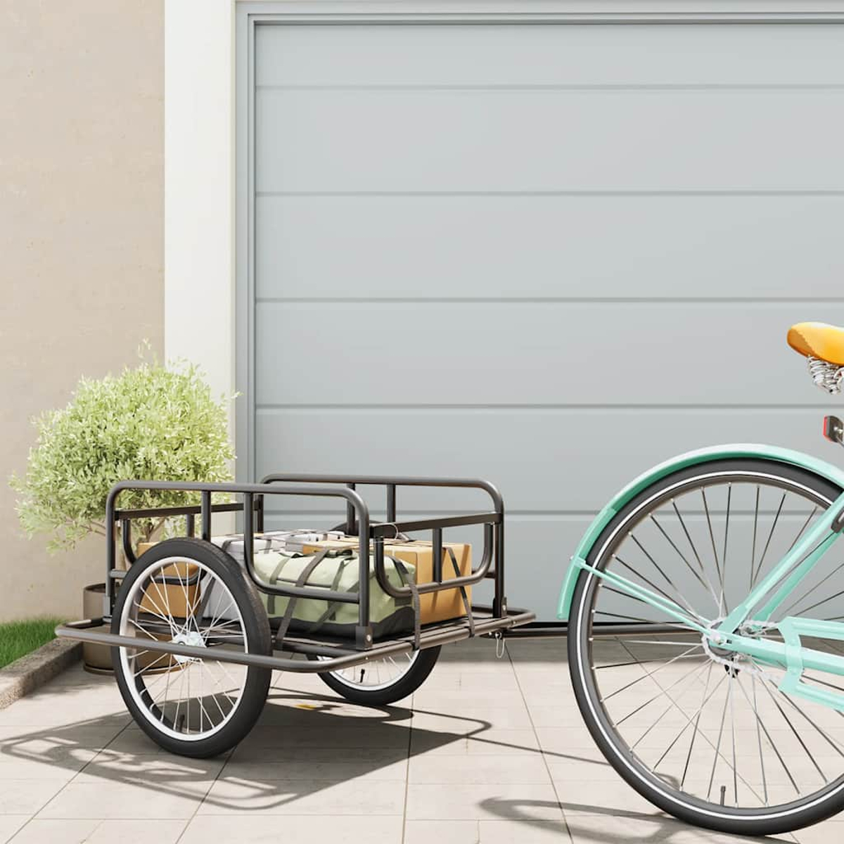 Ein türkisfarbenes Fahrrad mit gelbem Sattel ist an einen Anhänger mit Gepäck angekoppelt.
