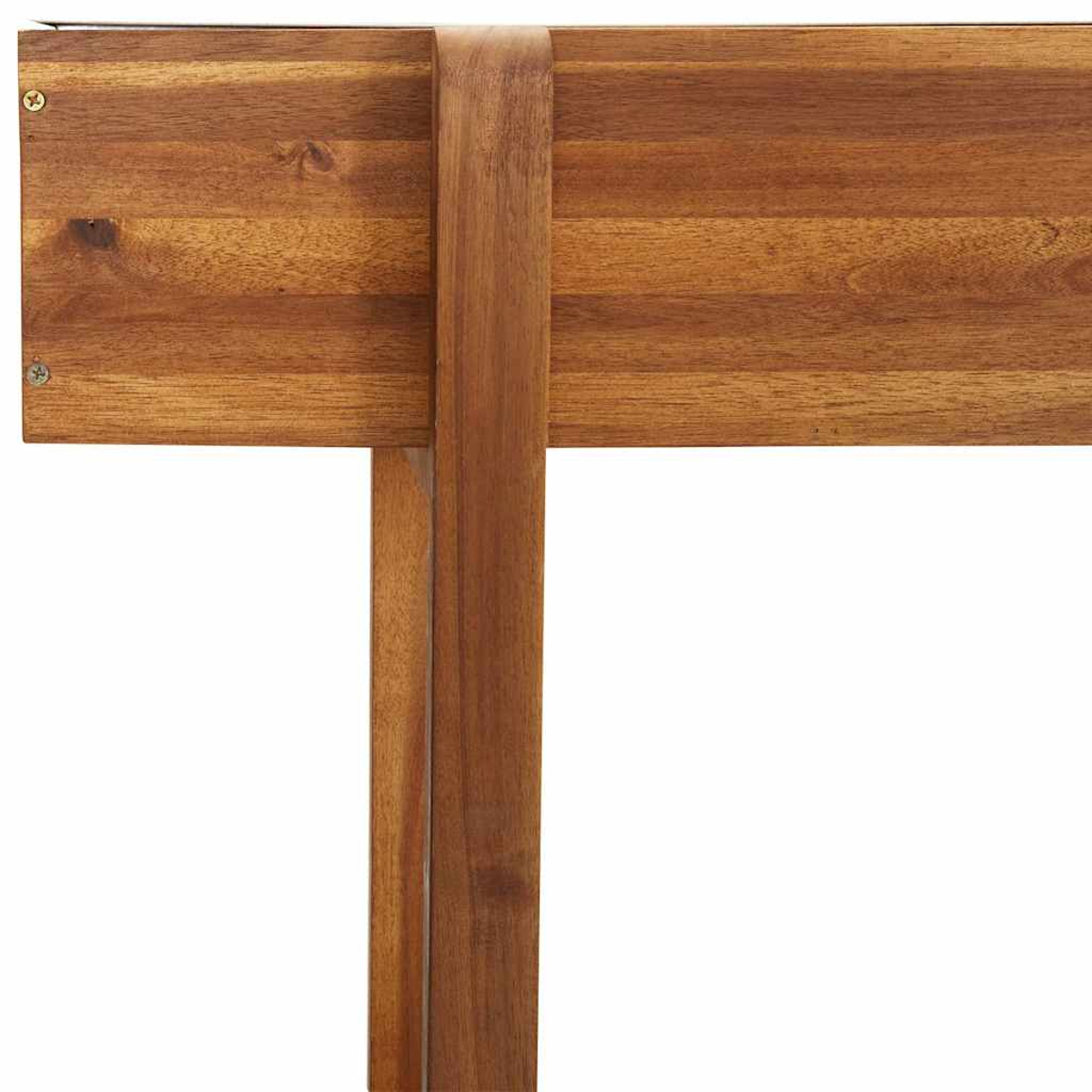 Holzstruktur mit horizontalen und vertikalen Brettern und Schrauben.