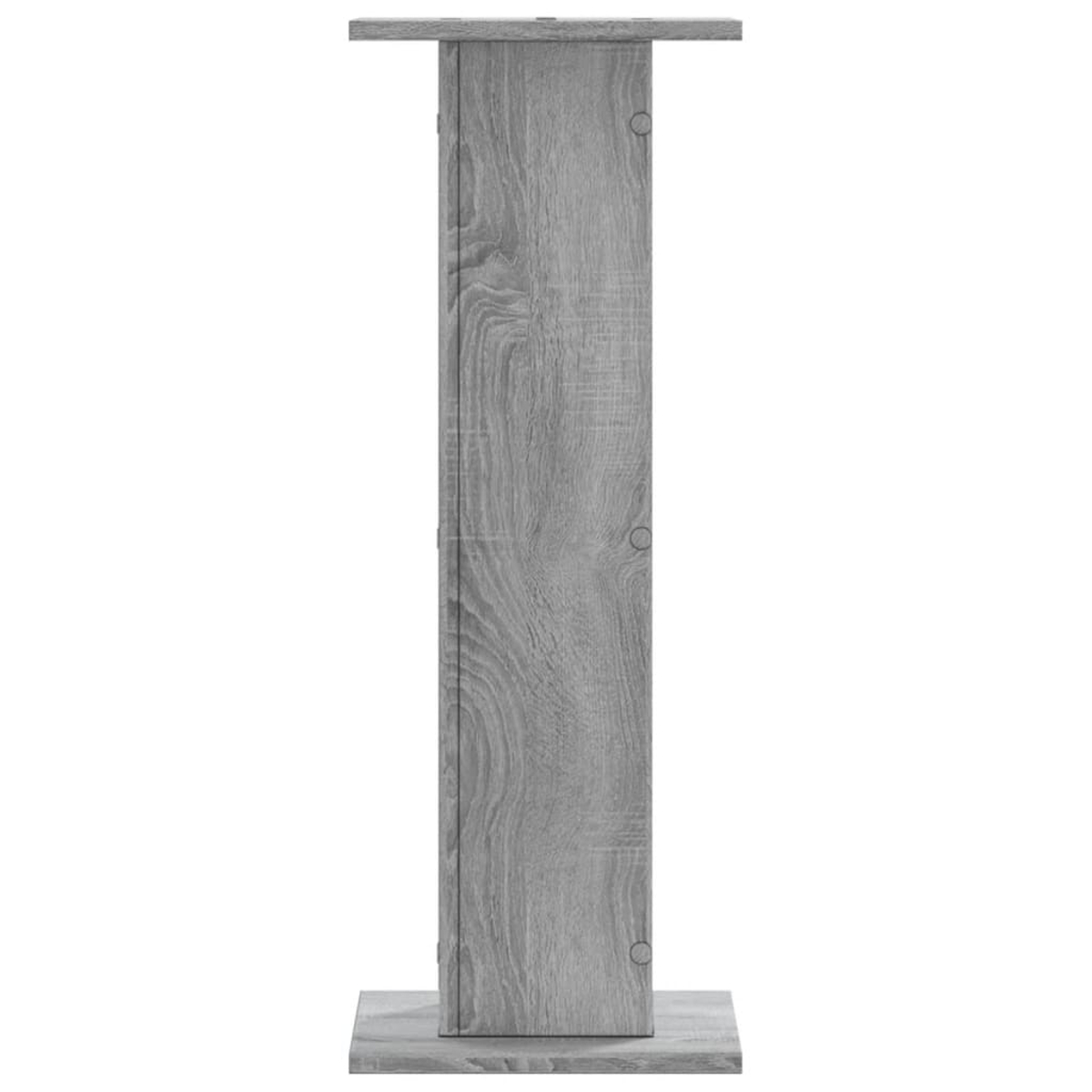 Ein grauer Holzsockel steht auf einer grauen Holzbasis.