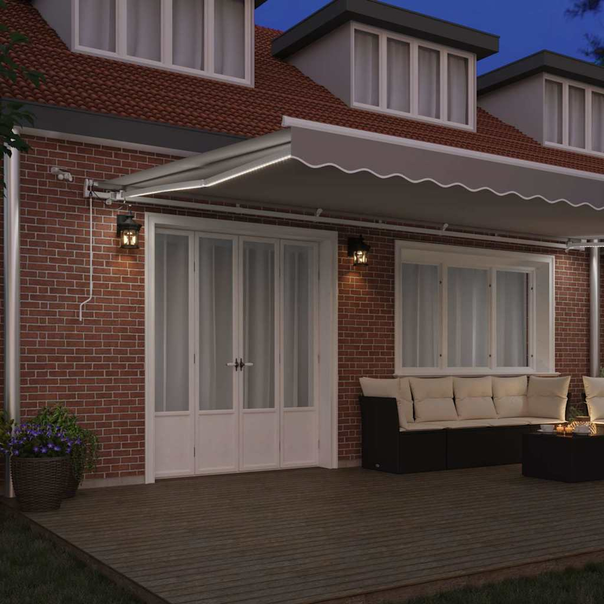 Eine ausfahrbare Markise beleuchtet eine Terrasse mit Möbeln und Lichtern.