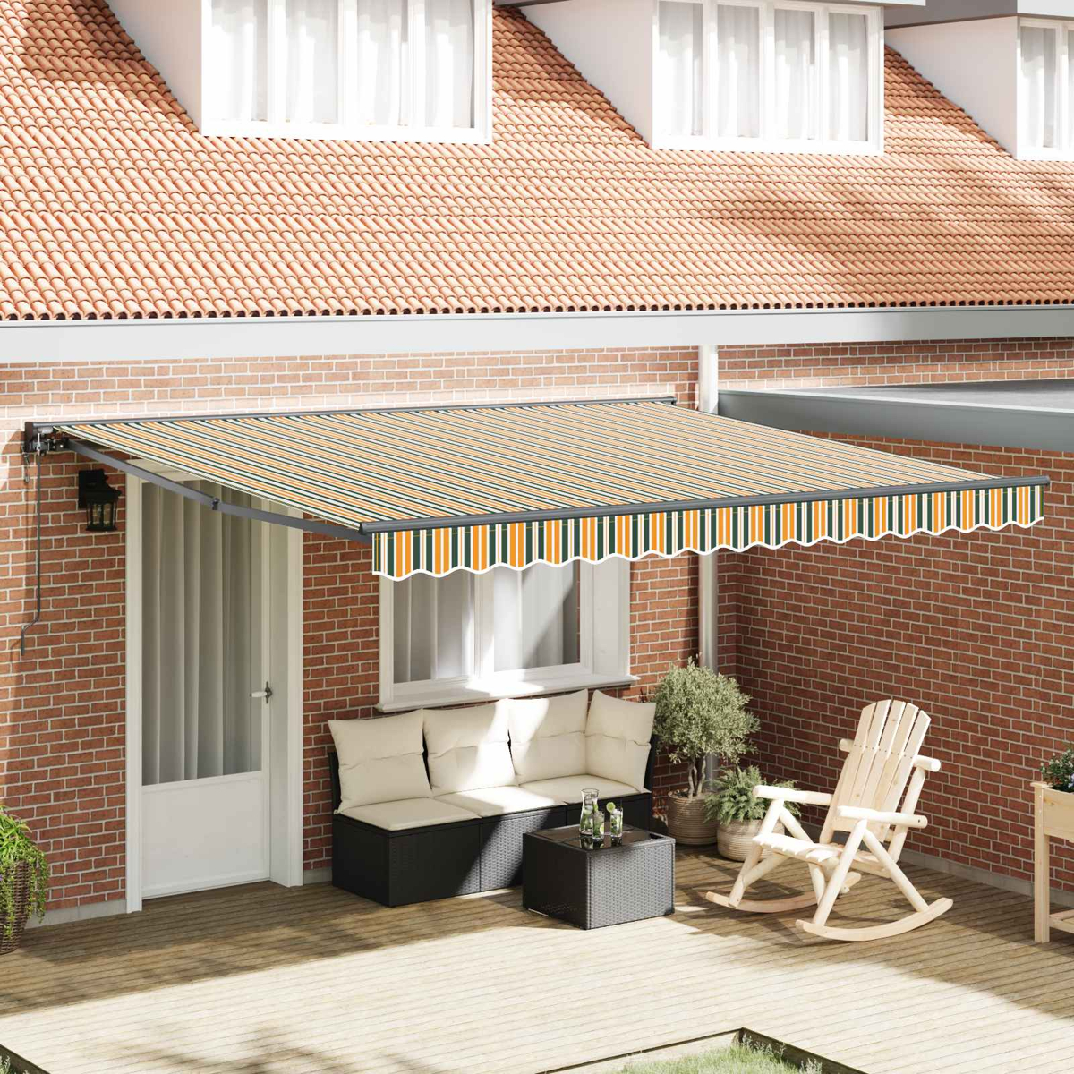 Eine gestreifte Markise erstreckt sich über eine Terrasse mit Gartenmöbeln und einer Ziegelwand.