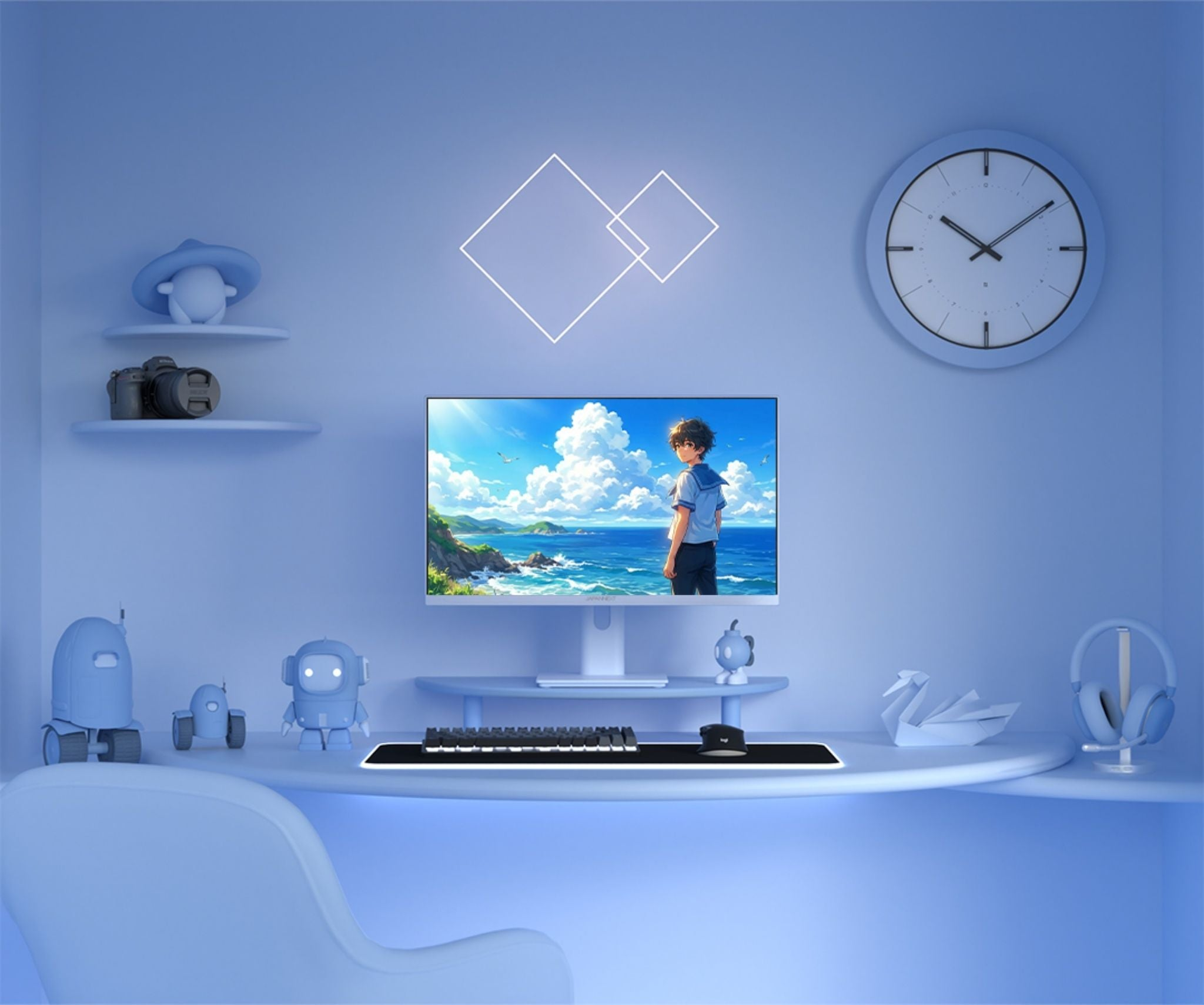 Schreibtisch mit Computermonitor, Tastatur, Maus, Kopfhörern, Deko-Robotern und einer Uhr.