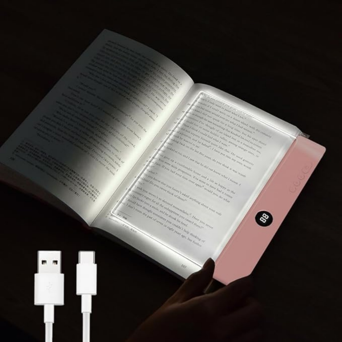 Ein Buch mit Leselampe, USB-Kabel und einem digitalen Display.