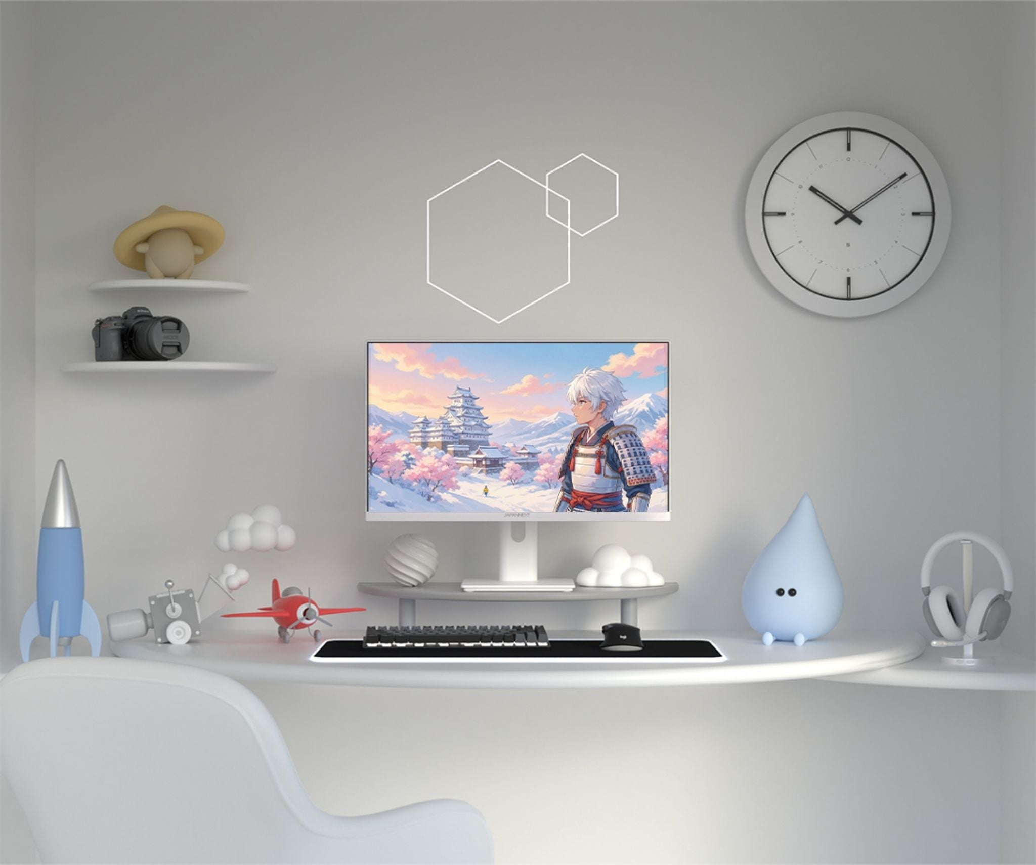 Ein Schreibtisch mit einem Computer, der ein Animebild anzeigt, Spielzeug und Dekorationen.