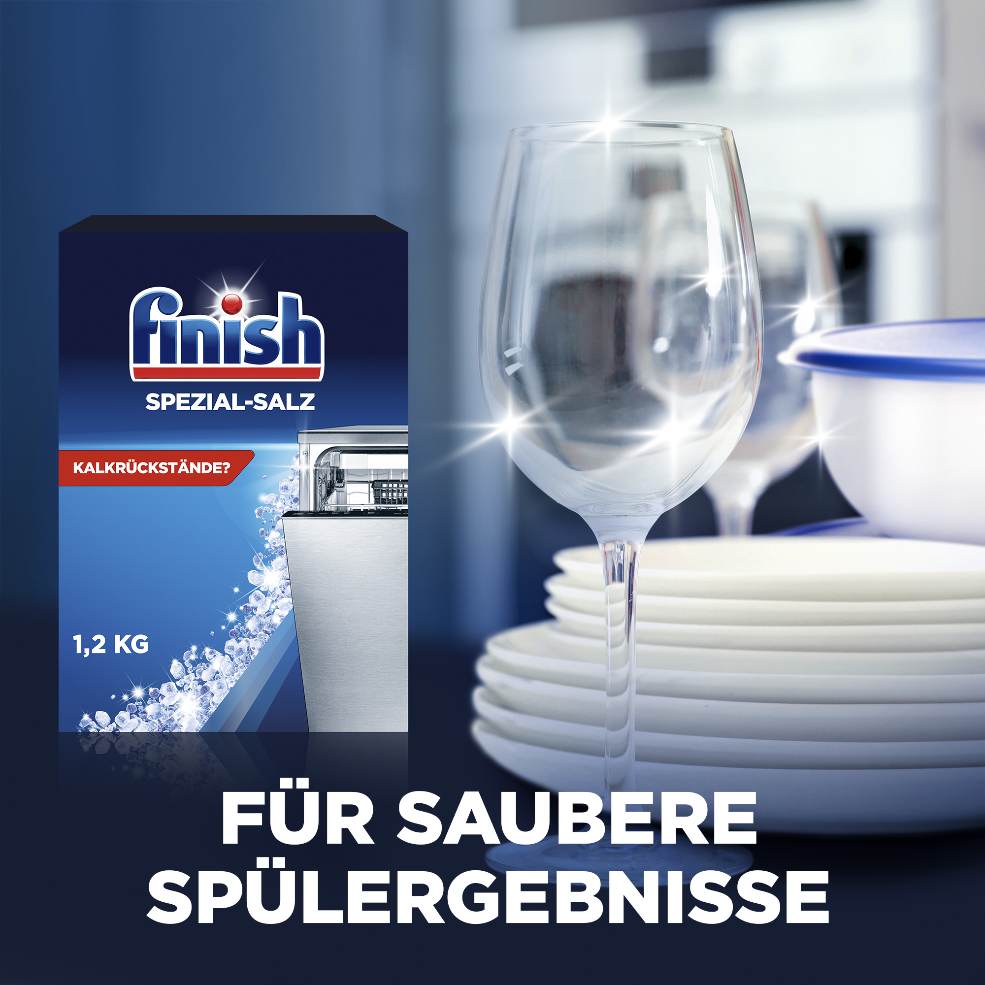 Finish Spezial-Salz Packung neben glänzenden Gläsern und Tellern.