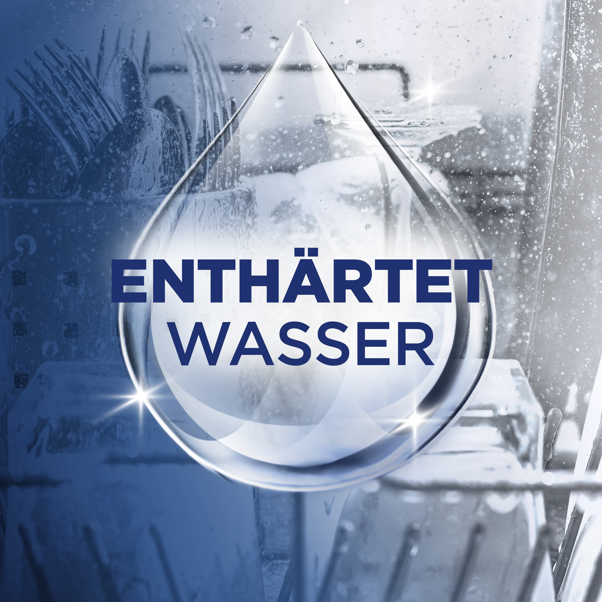 Ein Wassertropfen mit dem Text ENTHÄRTET WASSER über einem verschwommenen Spülkorb mit nassem Geschirr.