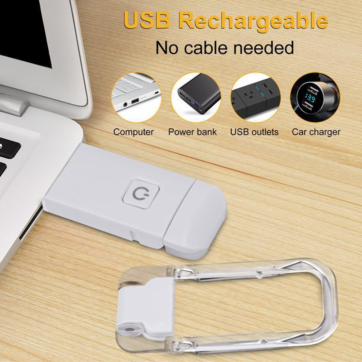 Ein weißes USB-Gerät steckt in einem Laptop. Daneben eine klare Halterung.