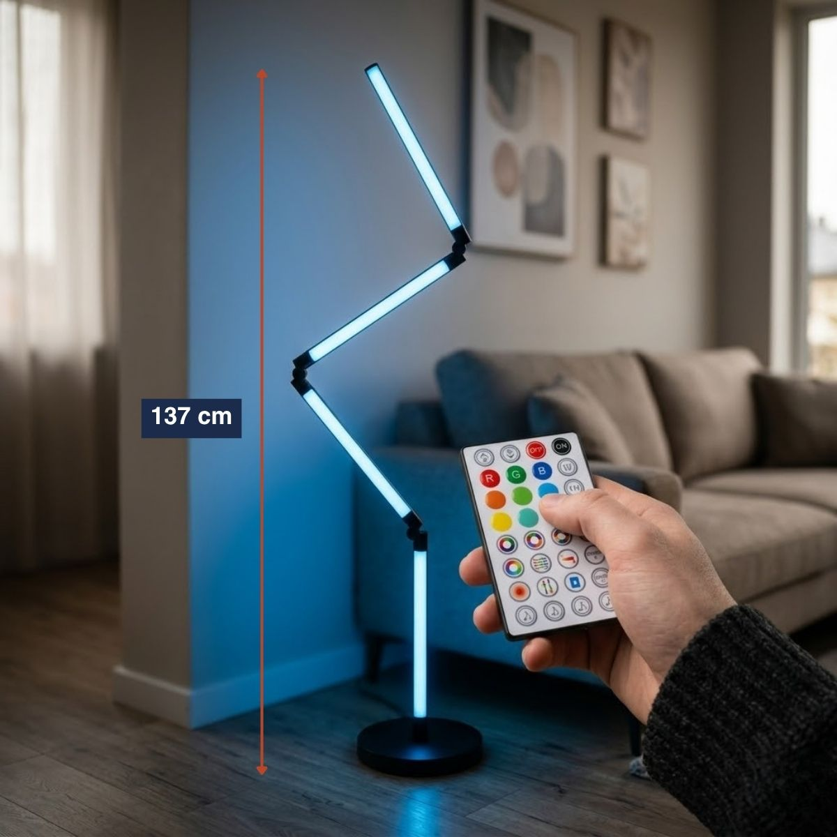 Een persoon houdt een afstandsbediening vast voor een 137 cm hoge zigzaggende staande lamp met blauw licht.