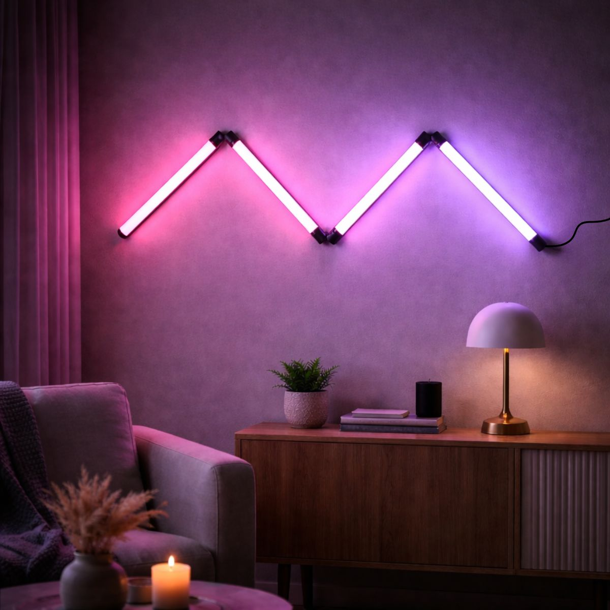 Een zigzaggend wandlicht in roze en paarse tinten verlicht een bank en een dressoir.
