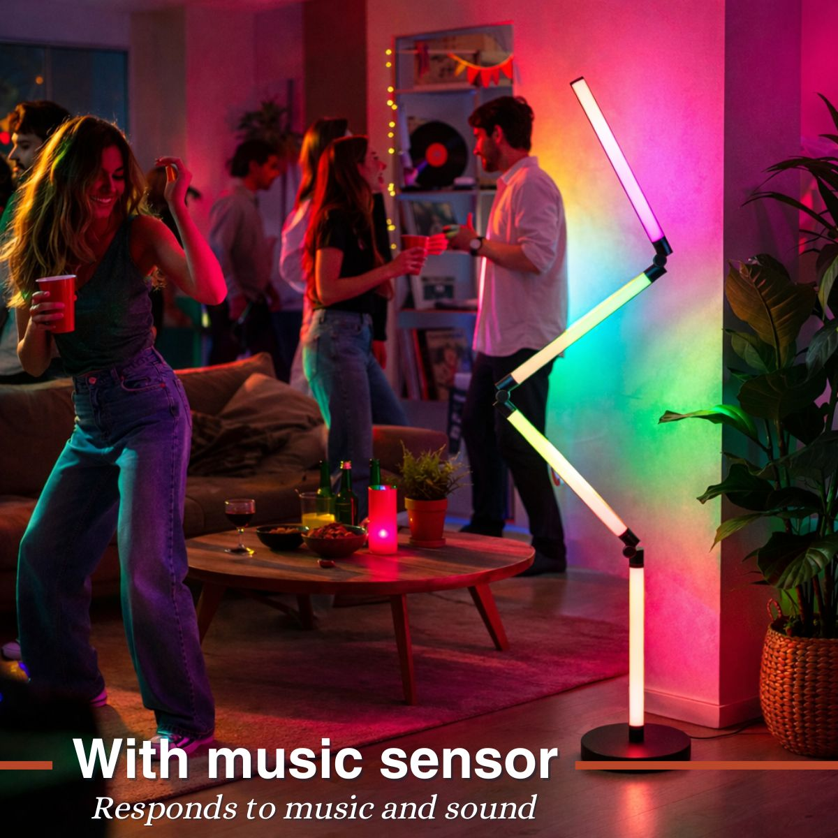 Mensen dansen in een kamer met kleurrijke verlichting gestuurd door een muzieklamp.