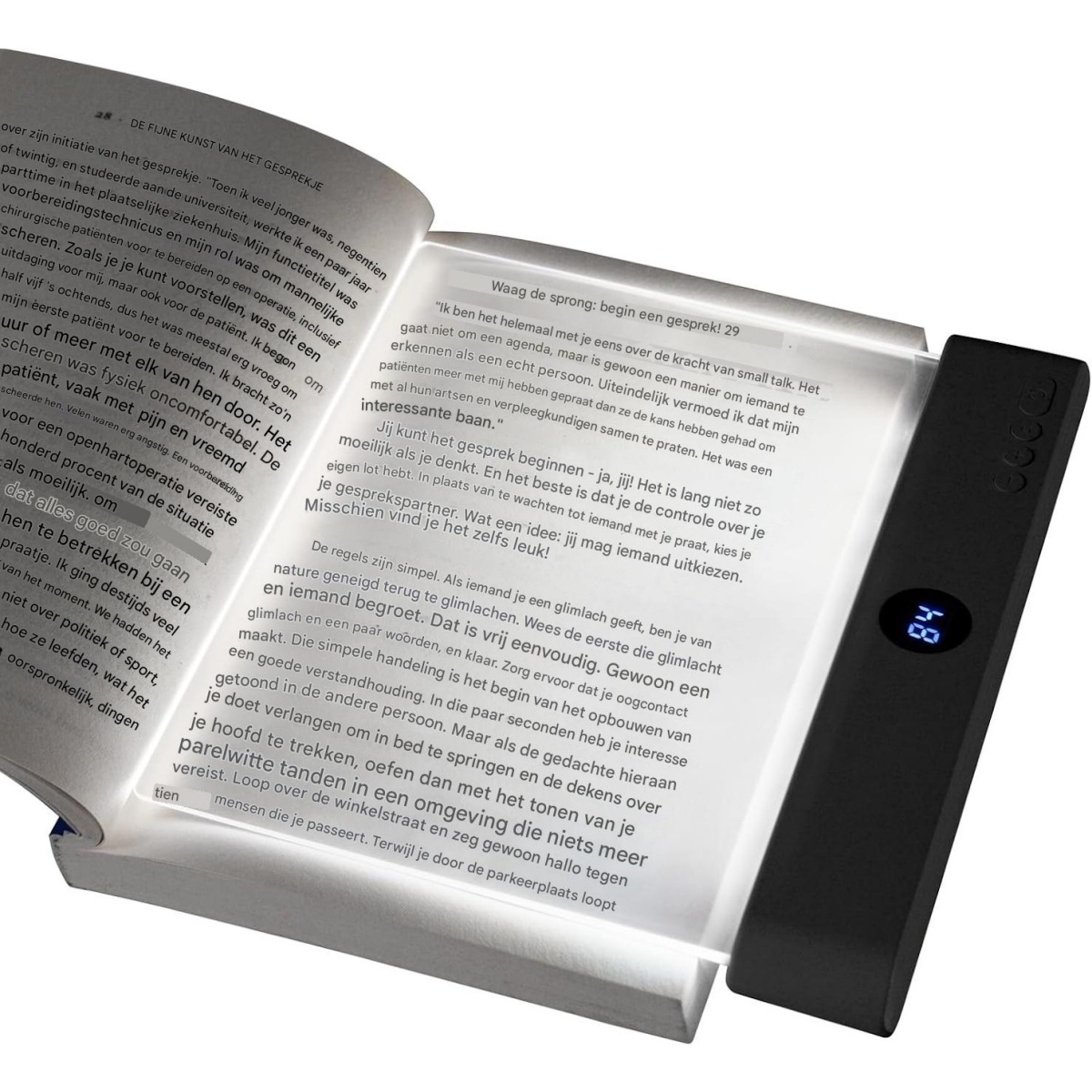 Ein offenes Buch mit beleuchteten Seiten und einem schwarzen Lesegerät.