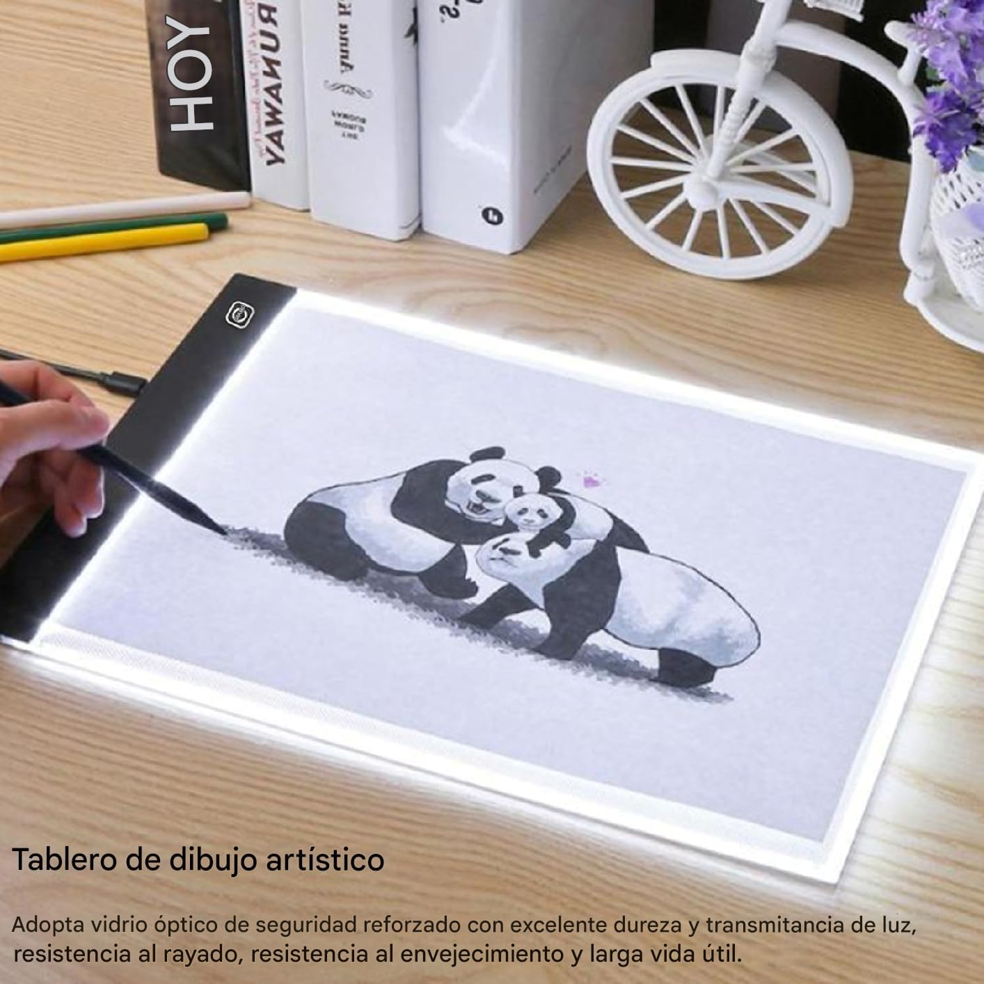 Ein Stift beleuchtet eine Zeichenplatte mit Pandabären.