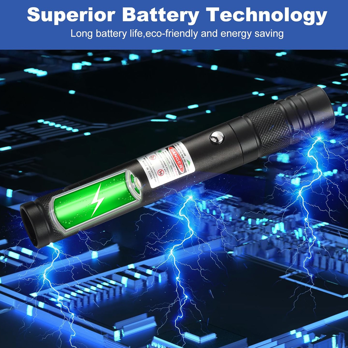 Schwarzer Laserpointer mit grünem Batteriesymbol und blauen Blitzen auf Leiterplattenhintergrund.