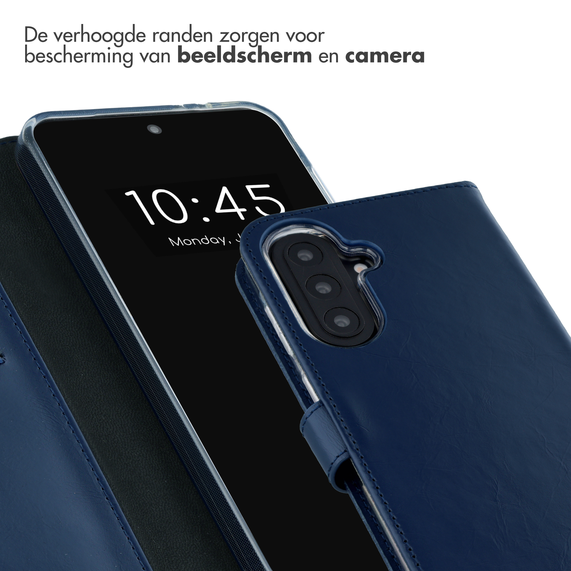 Donkerblauwe telefoonhoes met drie cameralenzen en een klep.