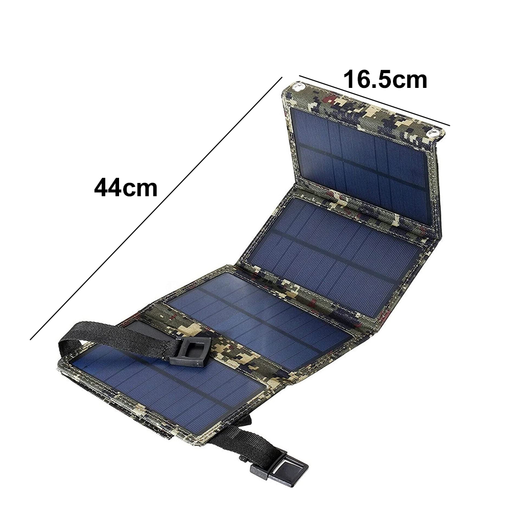 Ein zusammenklappbares Solarpanel mit Tarnmuster, 44cm x 16.5cm.