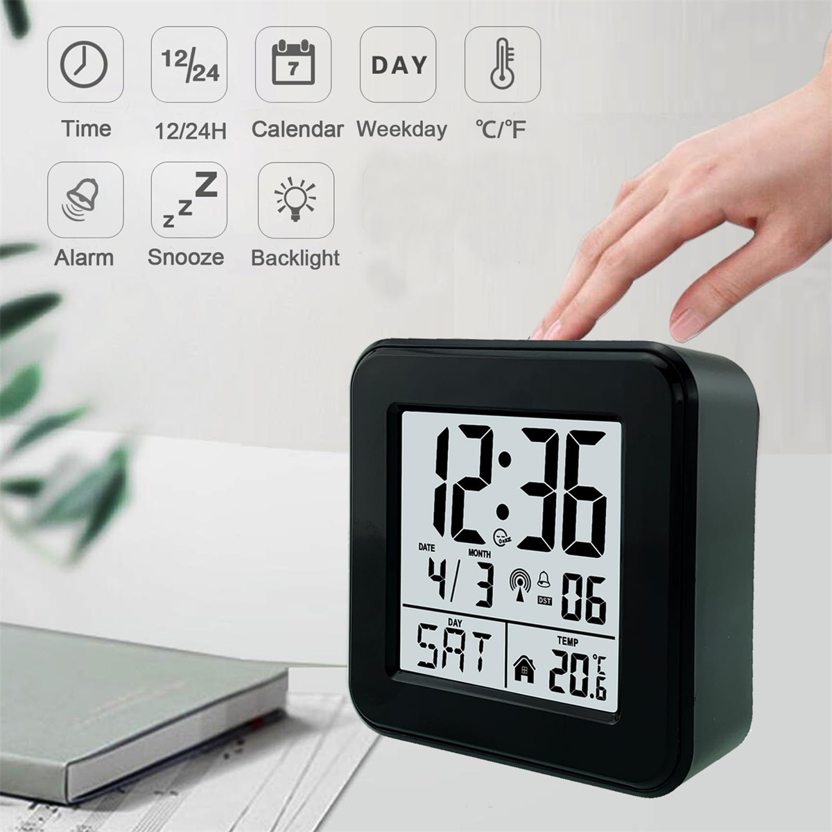 Ein schwarzer Digitalwecker zeigt 12:36 Uhr, Datum, Wochentag und Temperatur.