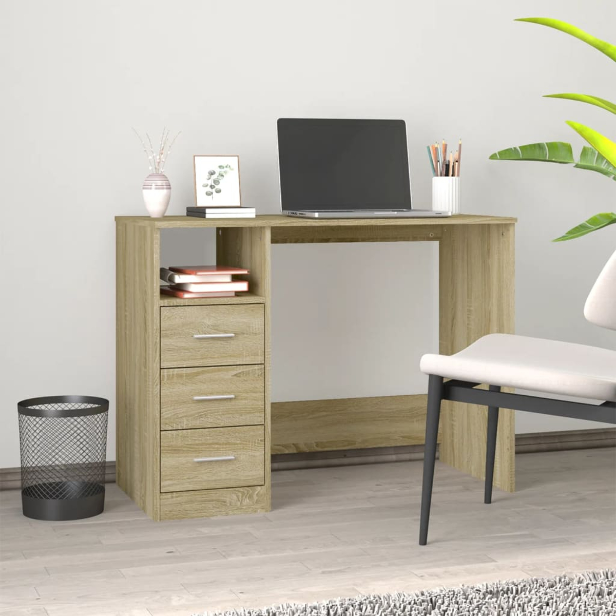 Ein hölzerner Schreibtisch mit Laptop, Büchern, Stiften, Vase und Schubladen.