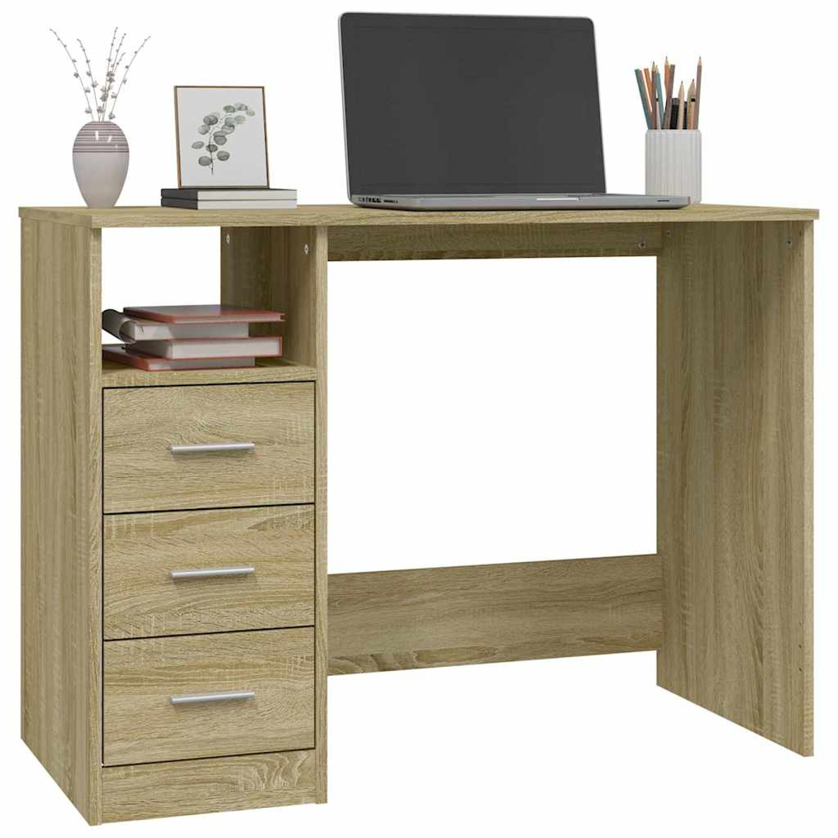 Ein hölzerner Schreibtisch mit Laptop, Büchern und Stiften.
