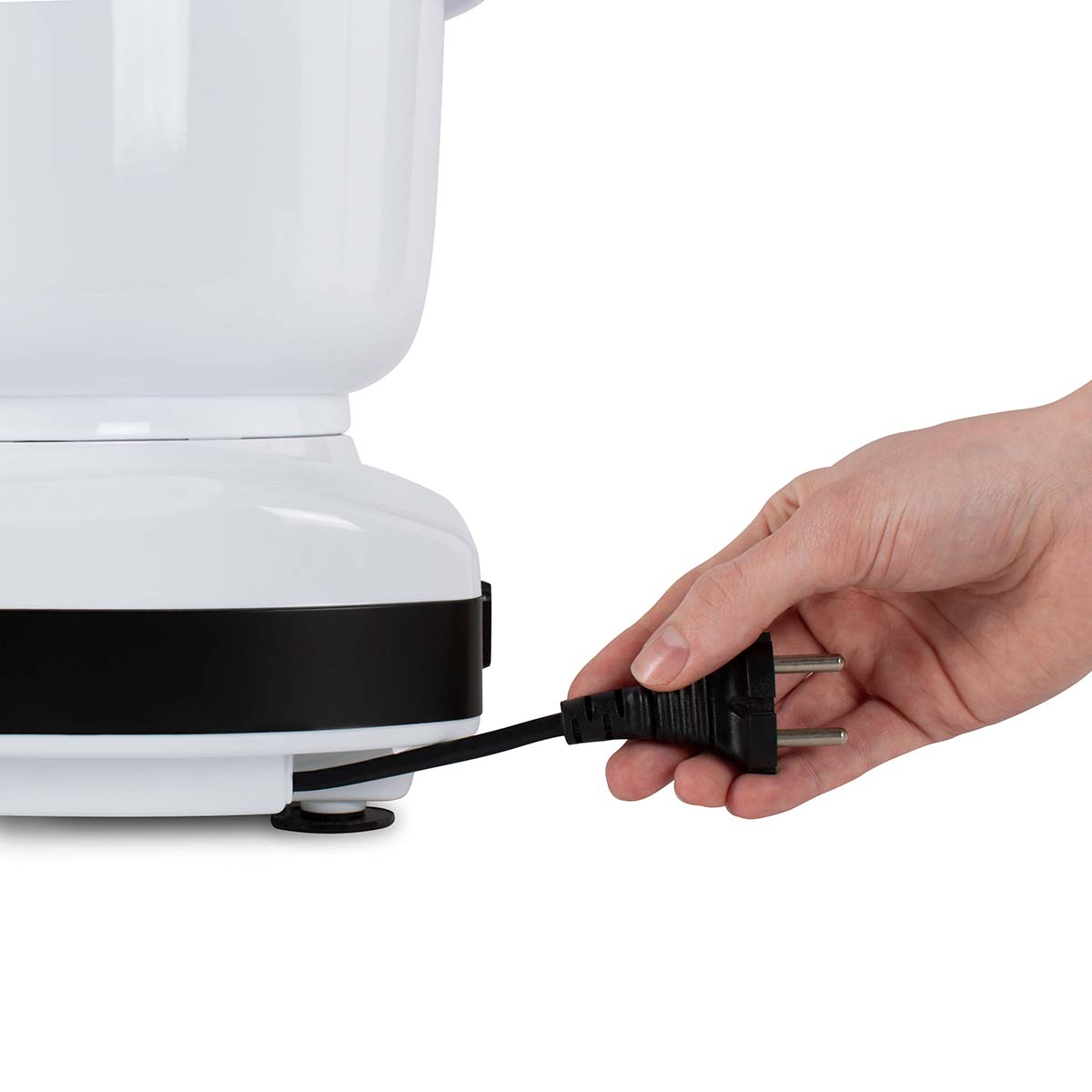 Hand steckt schwarzen Stecker in weies Gerät.