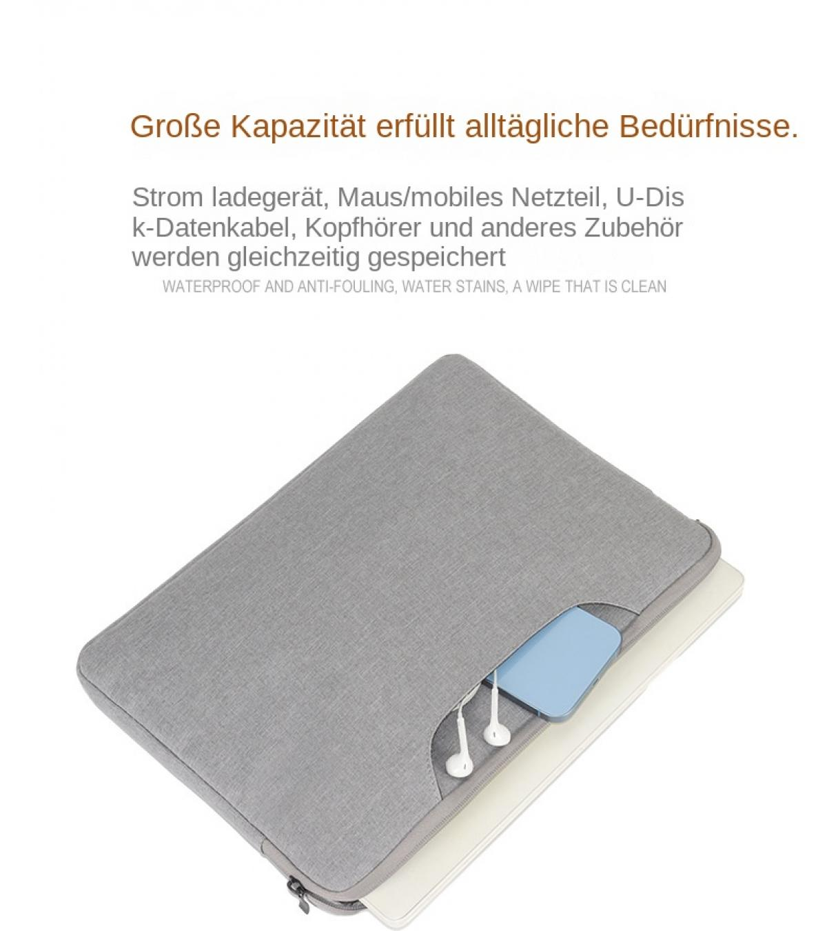 Graue Laptoptasche mit Kopfhörern, Smartphone und Laptop darin.