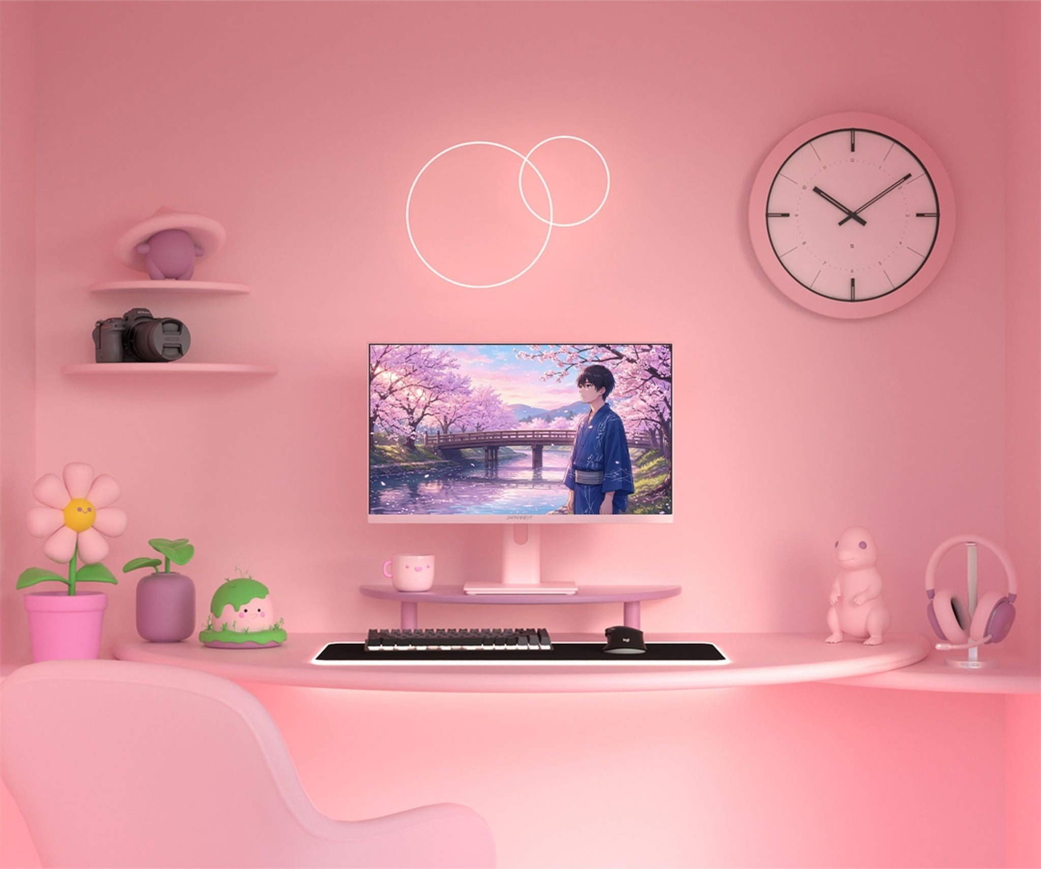 Ein rosafarbener Schreibtisch mit einem Computer, der Anime zeigt, und Dekorationsgegenständen.
