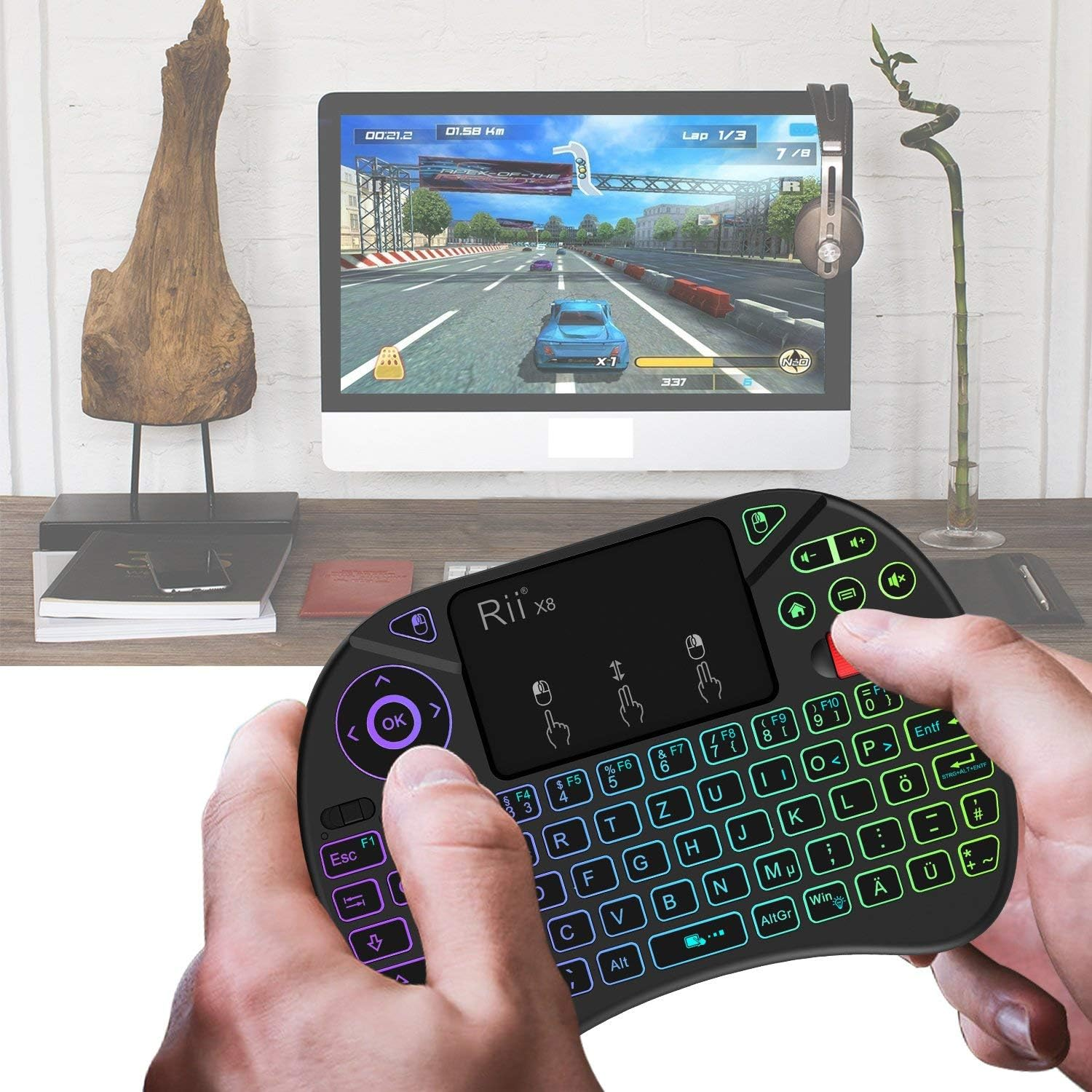 Person spielt ein Rennspiel auf einem Computer mit einer beleuchteten Tastatur.