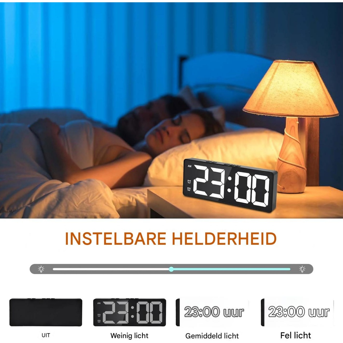 Ein Paar schläft im Bett, ein Nachttischlicht leuchtet, ein digitaler Wecker zeigt 23:00.