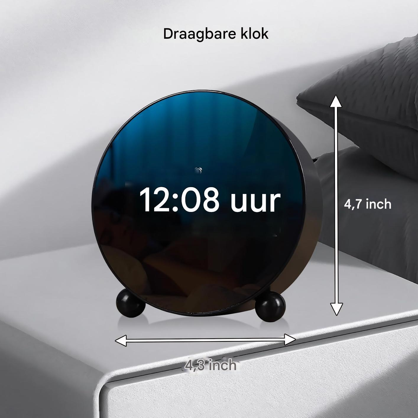Runde Uhr mit digitaler Anzeige 12:08 auf einem Nachttisch.
