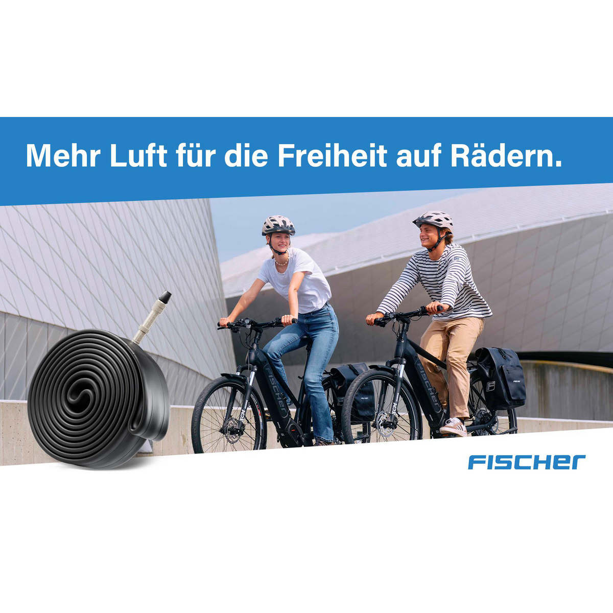 Ein Fahrradschlauch liegt links, zwei Radfahrer fahren rechts auf E-Bikes.