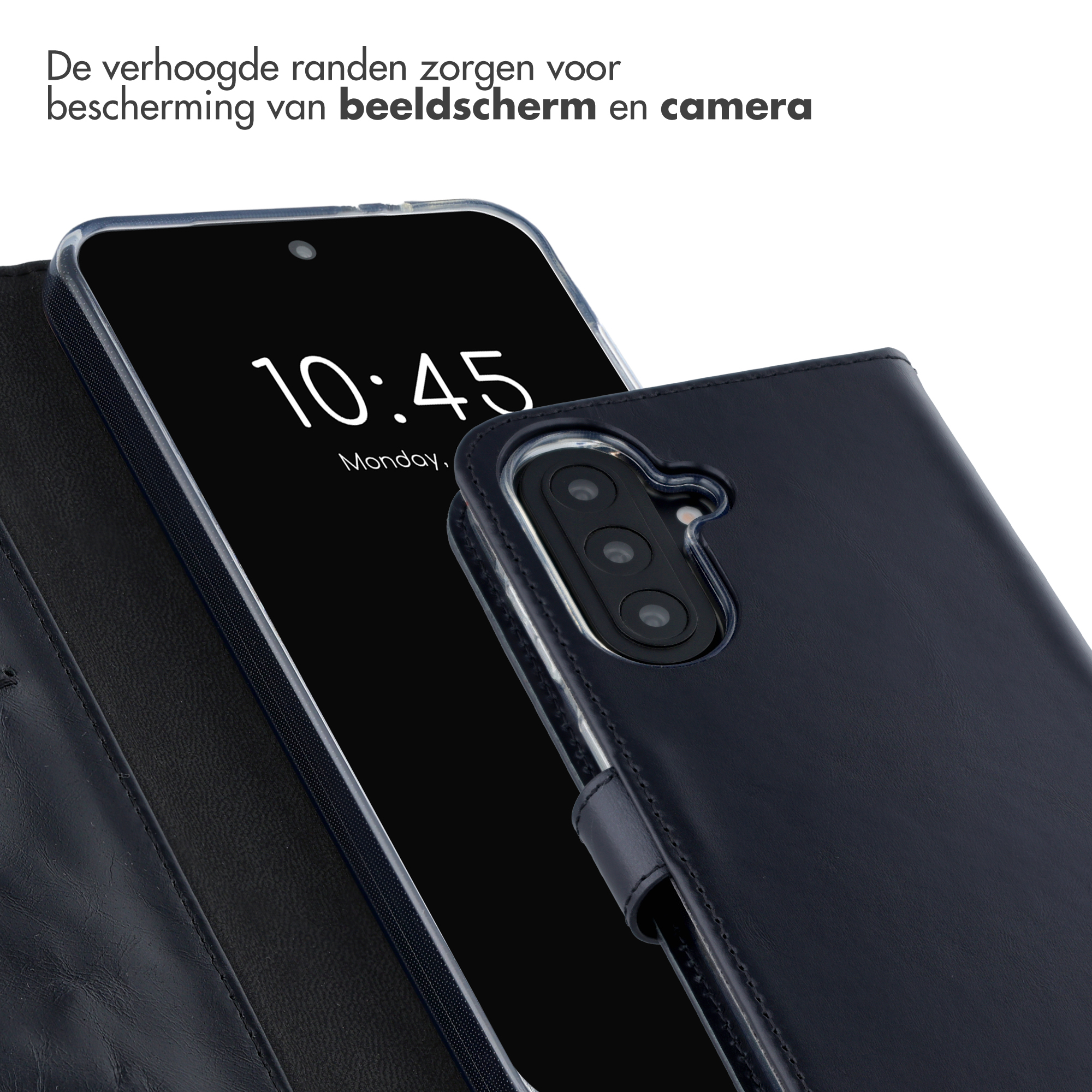 Donkerblauwe telefoonhoes met camera- en schermopening op zwarte achtergrond.