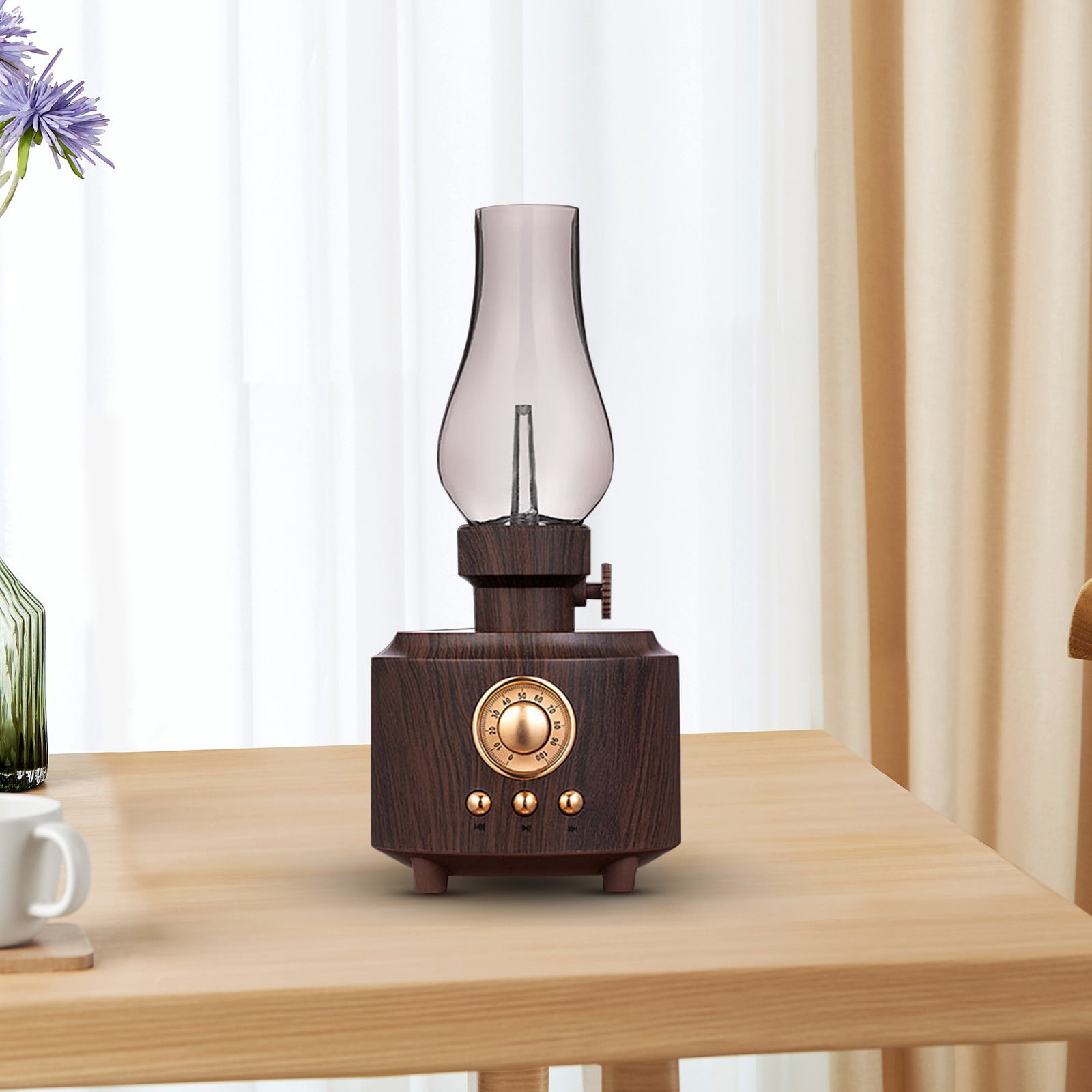 Holzradio im Lampendesign mit Rauchglas und Knöpfen auf einem Holztisch.