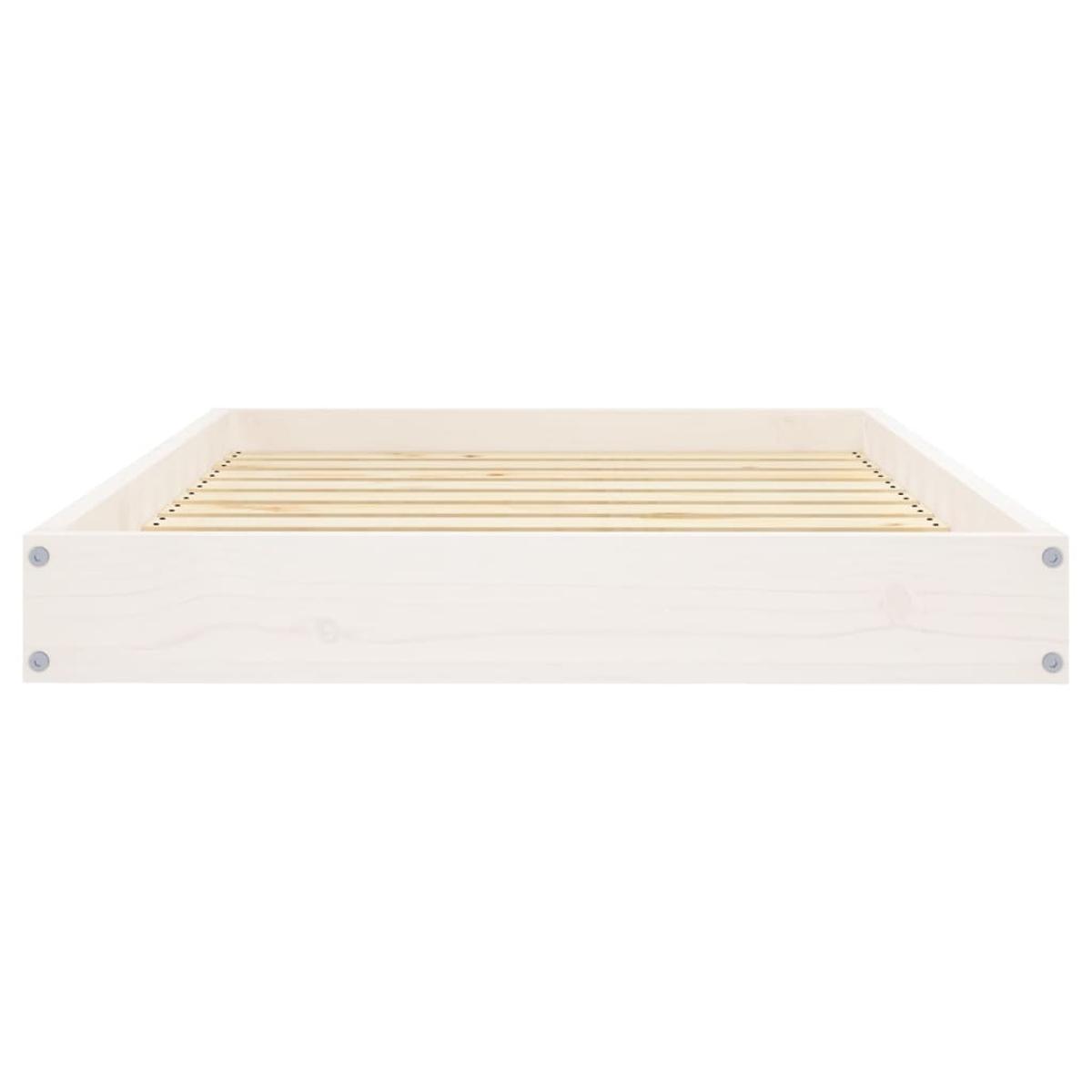 Ein weißes Bettgestell mit Holzlattenrost auf weißem Hintergrund.