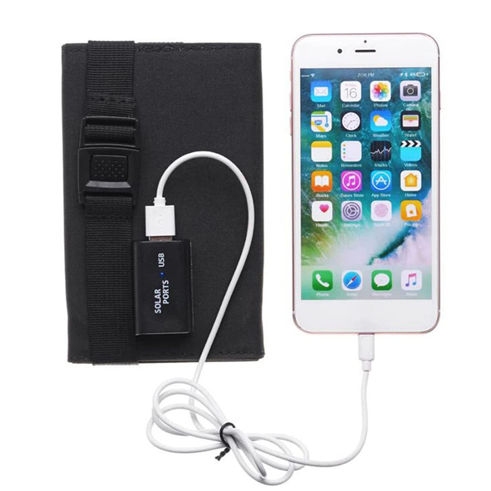 Ein schwarzes Solar-Ladegerät ist über ein weißes USB-Kabel mit einem weißen Smartphone verbunden.