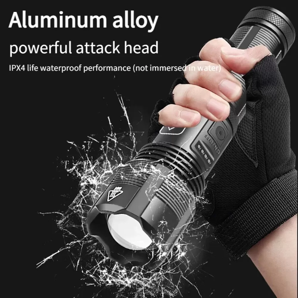 Eine Hand hält eine schwarze Taschenlampe mit Aluminiumlegierung, die Spritzer aufweist.