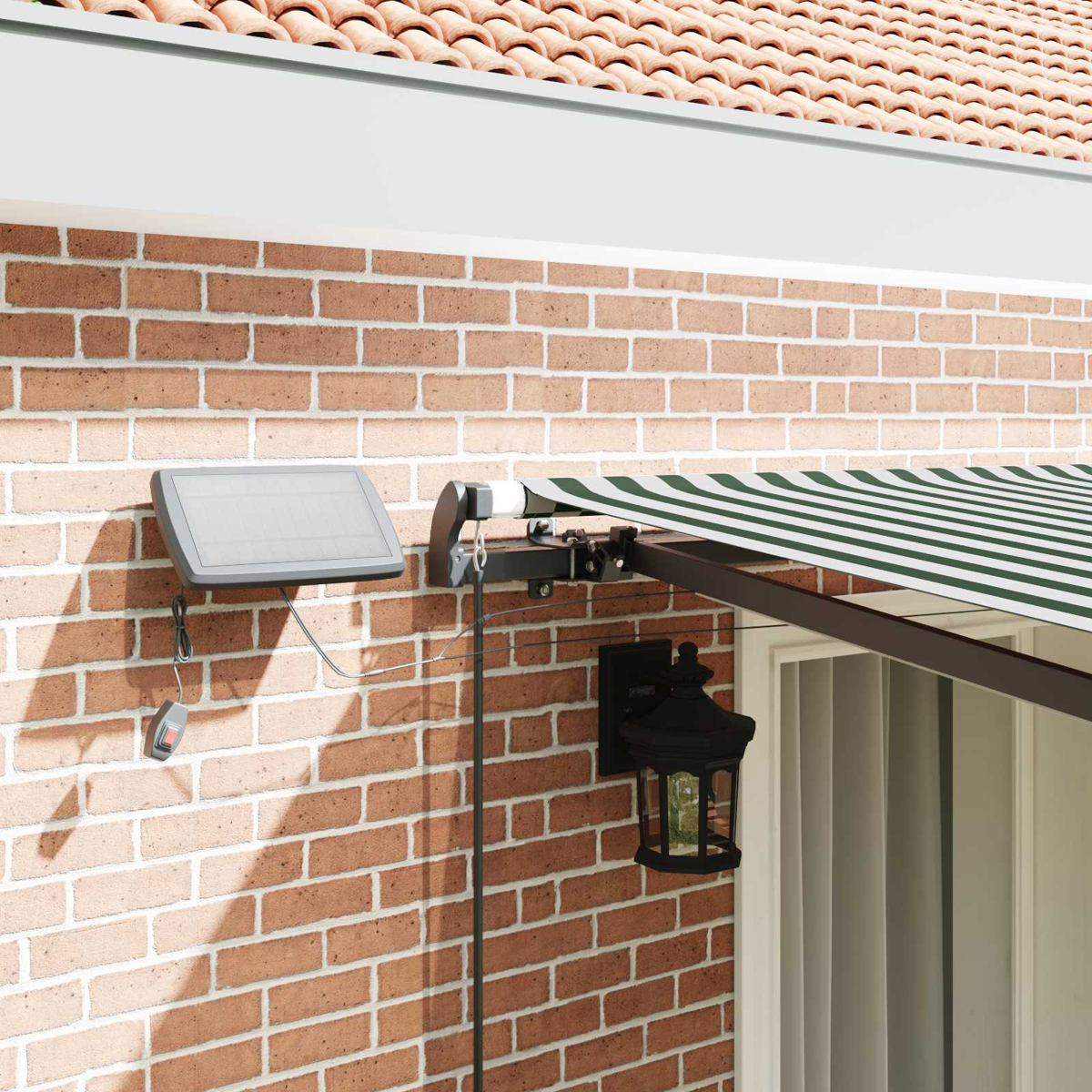 Markise mit grünen Streifen, Solarpanel, Lampe an Ziegelwand.