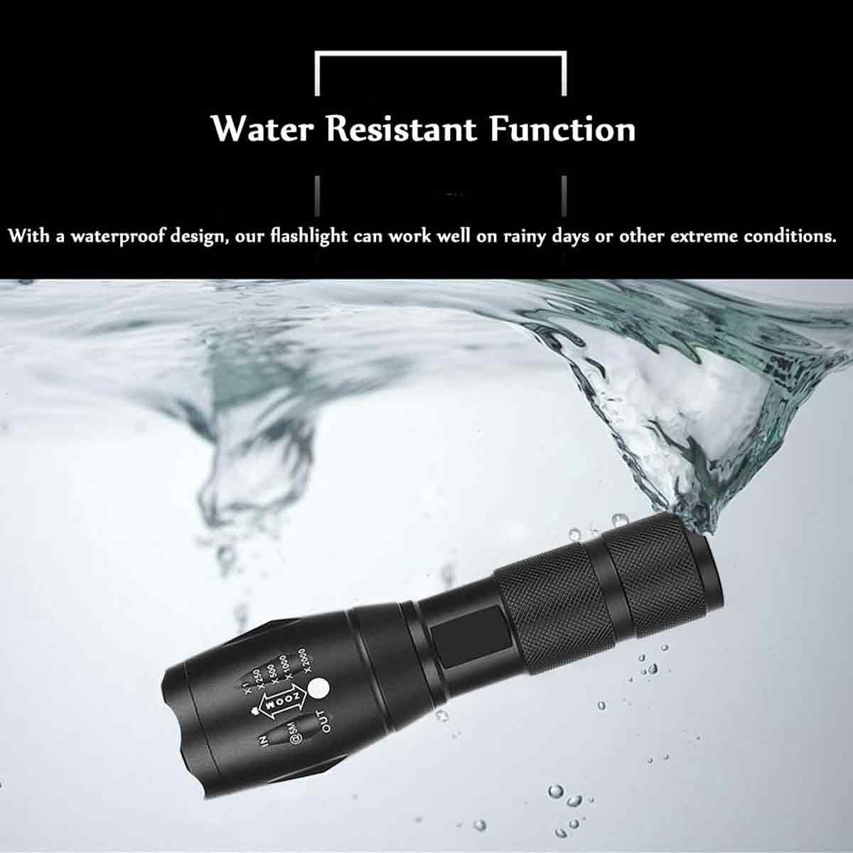 Schwarze Taschenlampe taucht in Wasser ein, mit Text über Wasserbeständigkeit.