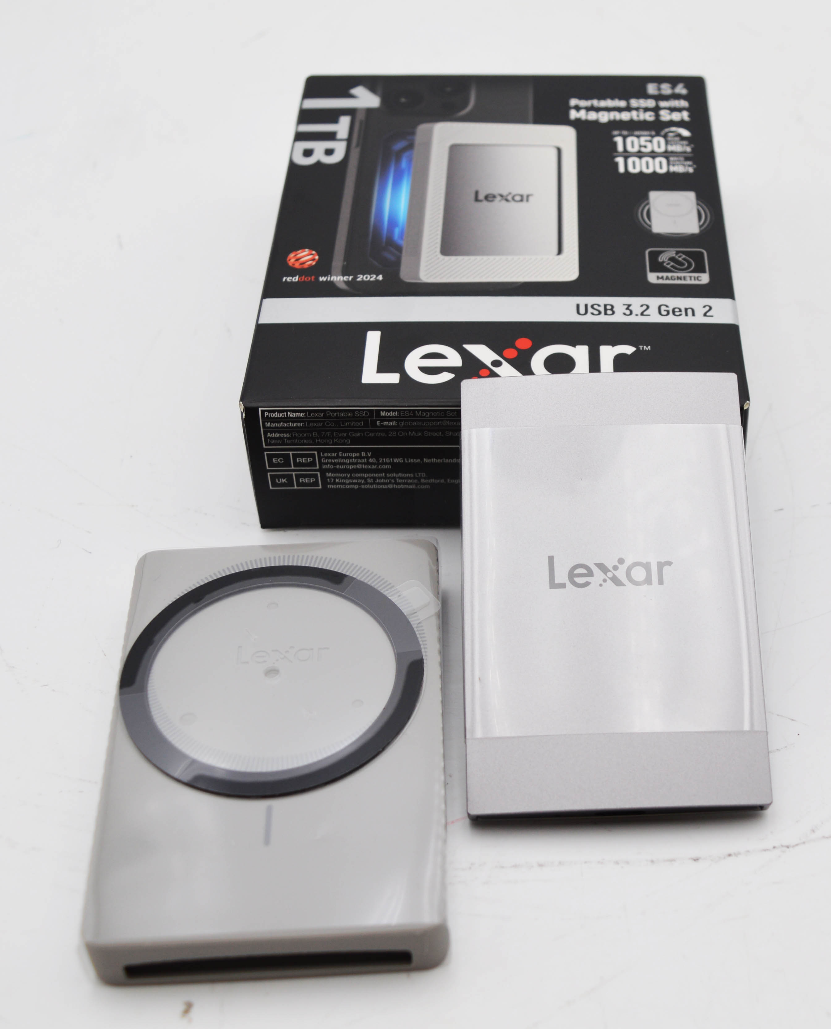 Lexar Portable SSD ES4 mit magnetischem Set und runder Halterung.