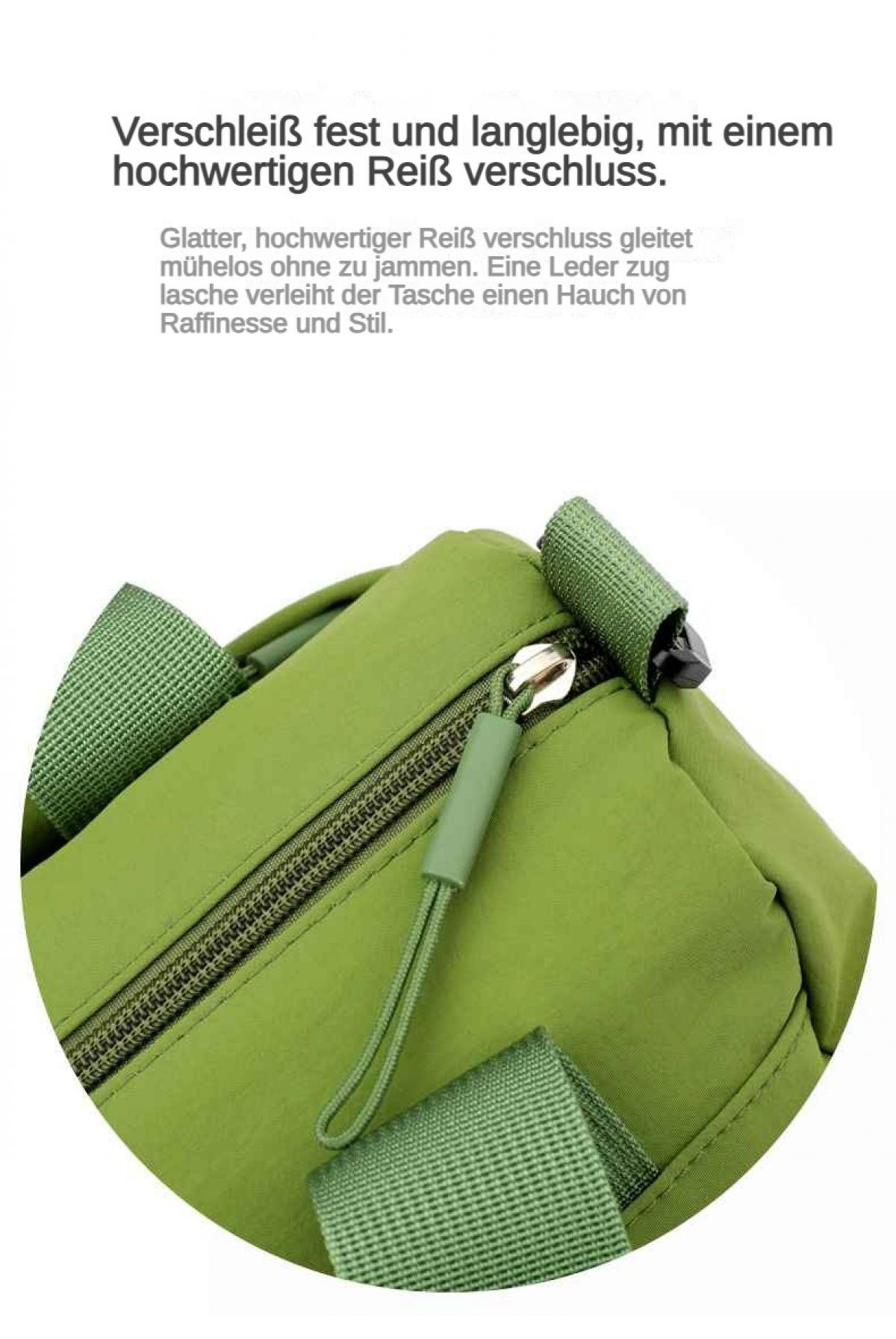 Grüner Rucksack-Reißverschluss mit Lederanhänger und Text.