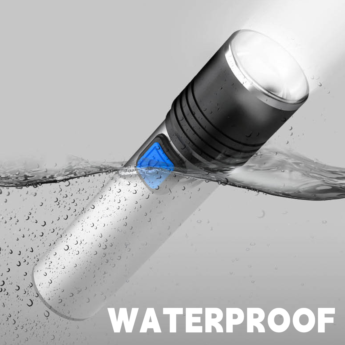 Eine wasserdichte Taschenlampe mit blauem Knopf taucht in Wasser ein.