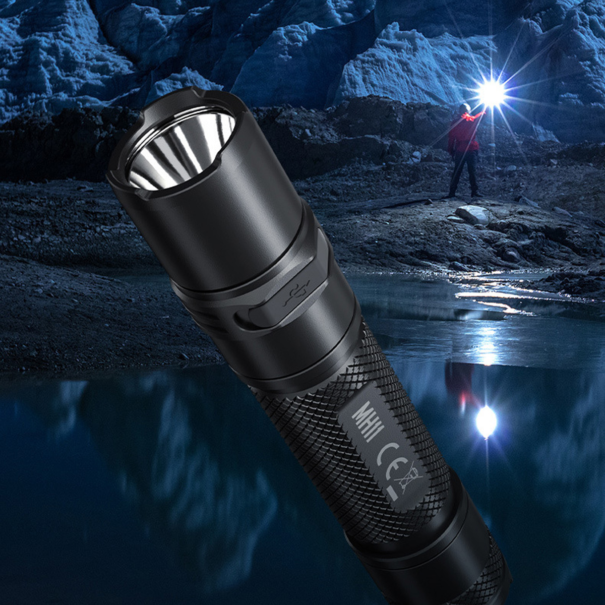 Schwarze Taschenlampe vor eisiger Landschaft mit Person und Lichtstrahl.