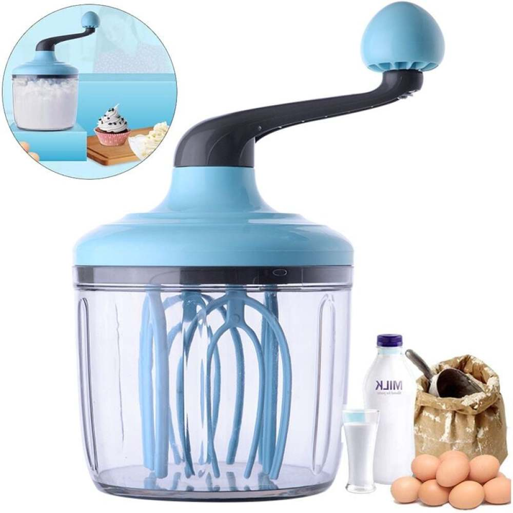 Ein manueller Küchenmixer in Blau mit transparentem Behälter, daneben Eier, Milch und Mehl.
