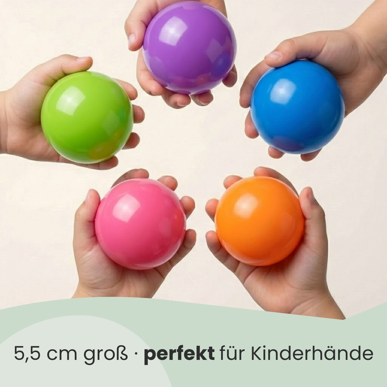Fünf bunte Bälle in Kinderhänden: lila, grün, blau, pink und orange.