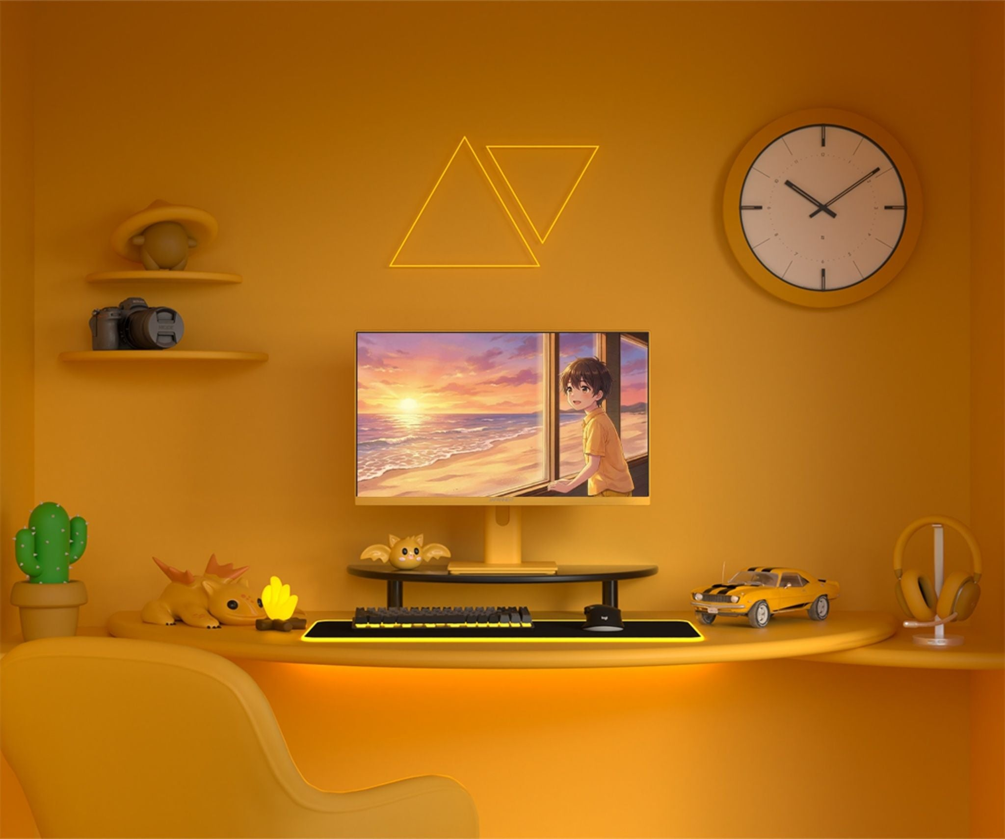Gelber Schreibtisch mit Computer, Tastatur, Maus, Auto, Kopfhörern, Kaktus und Uhr.