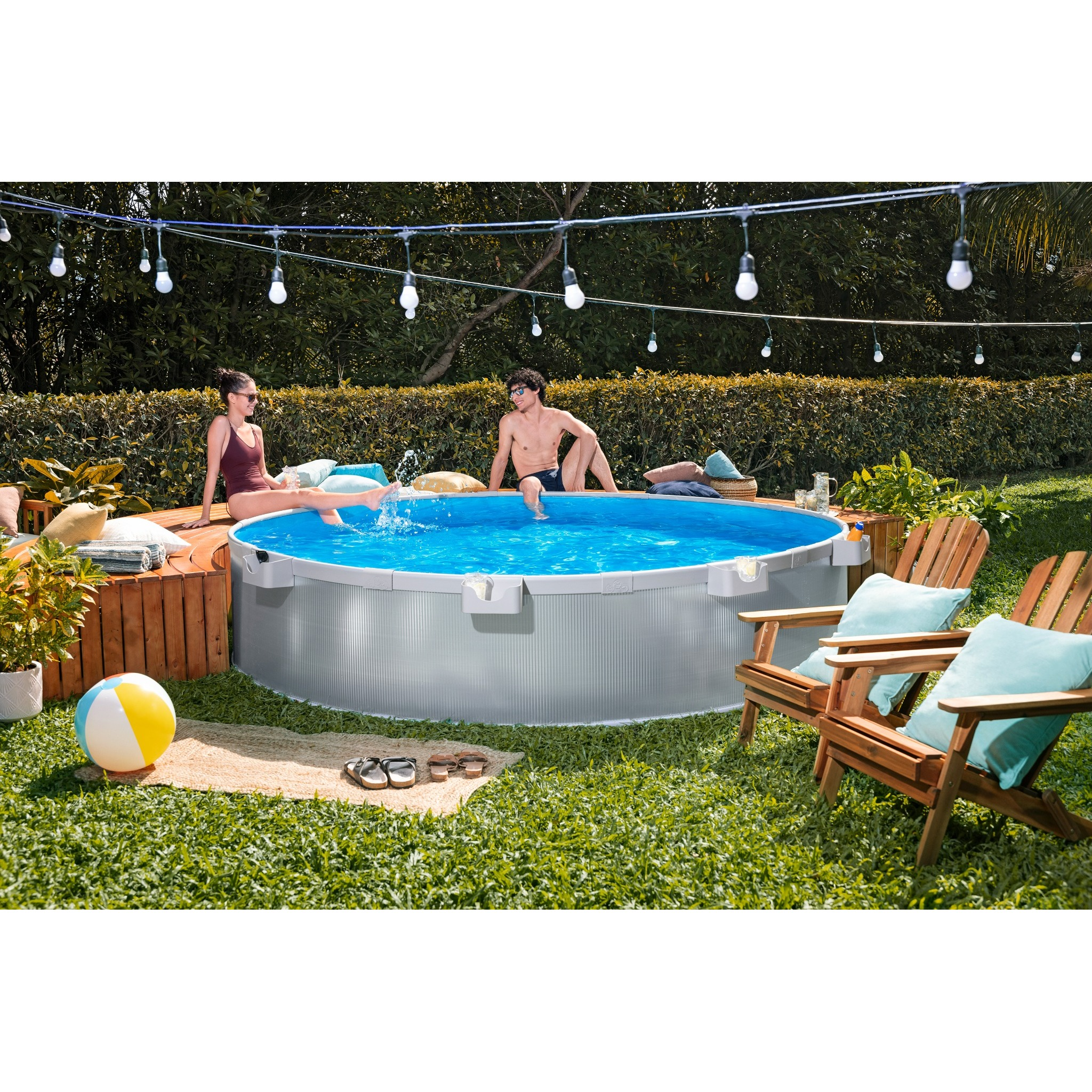 Menschen entspannen sich an einem runden Pool mit Holzdeck im Garten.